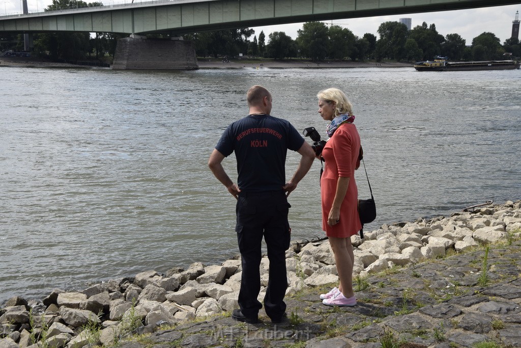 Uebung BF Taucher und Presse Koeln Zoobruecke Rhein P130.JPG - Miklos Laubert